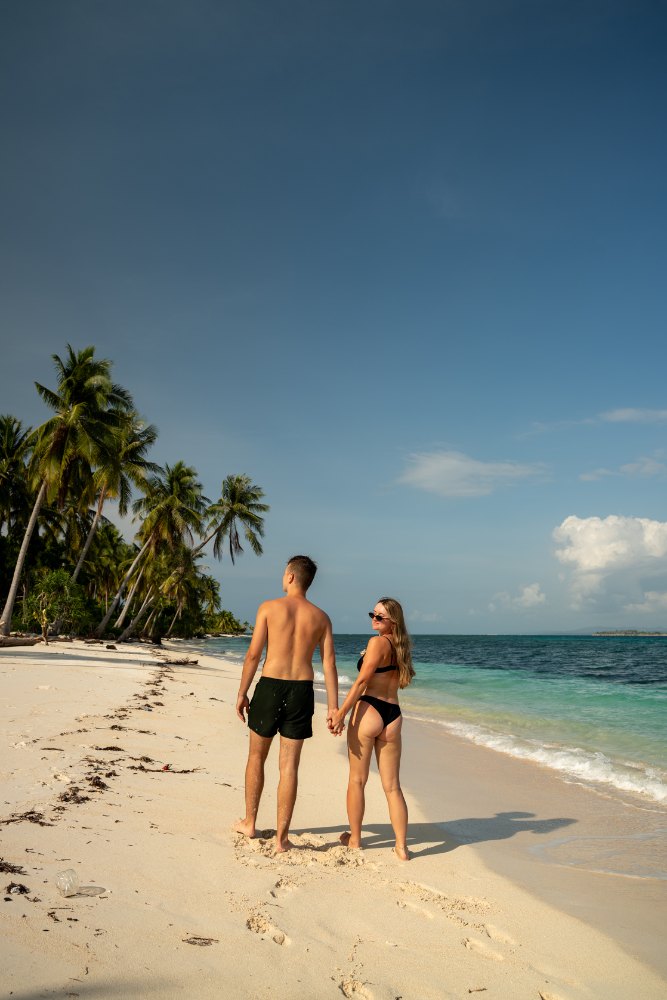 Natalia i Krzysztof na białej plaży na Filipinach