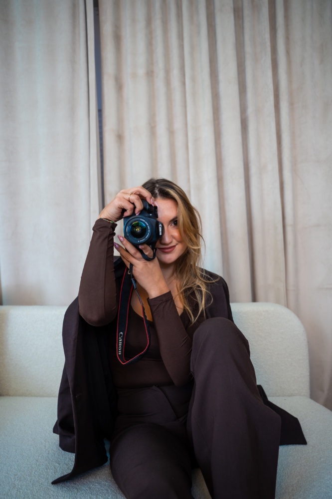 Natalia z aparatem Canon w hotelowym lobby